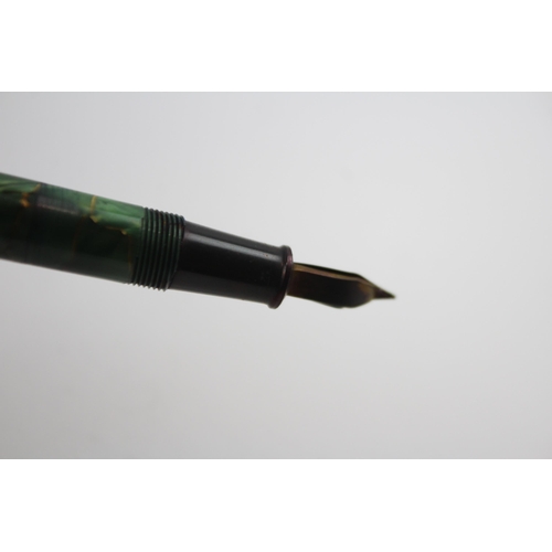 464 - Vintage CONWAY STEWART Green Fountain Pen w/ 14ct Gold Nib WRITING