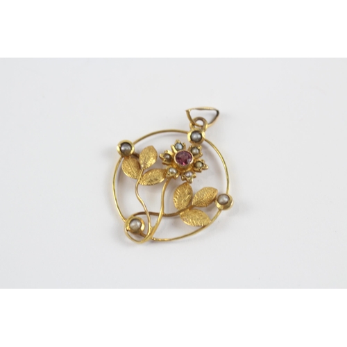 5 - 9ct Gold Antique Garnet & Seed Pearl Floral Openwork Round Pendant (1.4g)