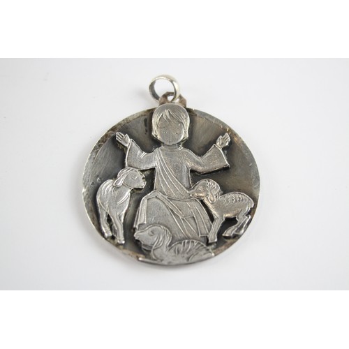 271 - Silver pendant depicting shepherd and sheep (33g)