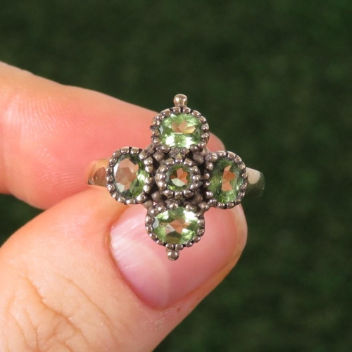 86 - 9ct Gold Peridot Five Stone Cluster Ring (3.8g) Size  N