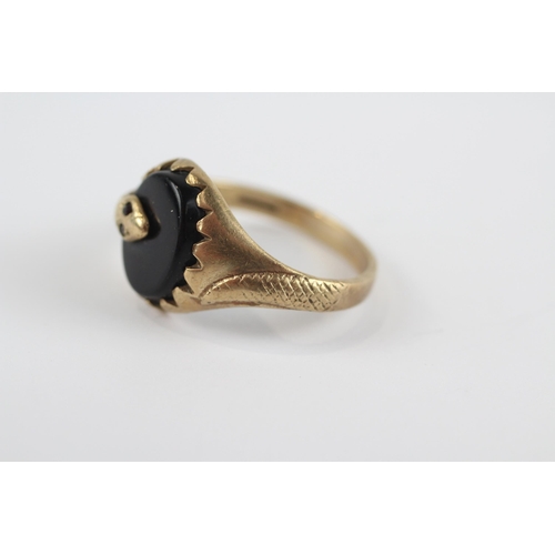 101 - 9ct Gold Onyx Snake Ring With Garnet Eyes (3.3g) Size  P