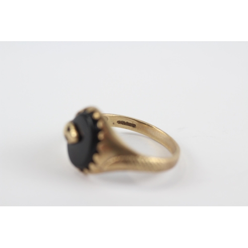 101 - 9ct Gold Onyx Snake Ring With Garnet Eyes (3.3g) Size  P