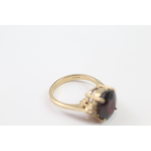 102 - 9ct Gold Garnet Single Stone Ring With White Gemstone Sides (5.3g) Size  N