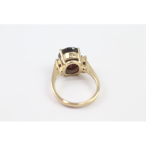 102 - 9ct Gold Garnet Single Stone Ring With White Gemstone Sides (5.3g) Size  N