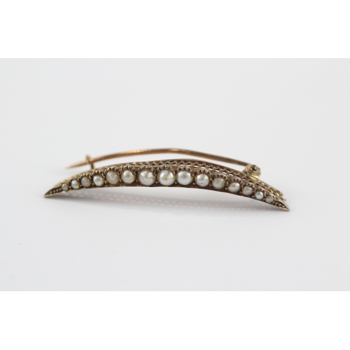 105 - 9ct Gold Crescent Shaped Brooch with Seed Pearls (1.51g)