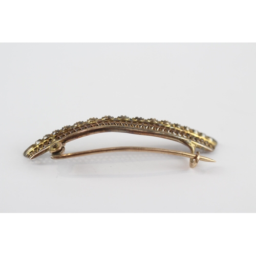 105 - 9ct Gold Crescent Shaped Brooch with Seed Pearls (1.51g)