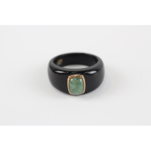 107 - 9ct Black Onyx Statement Ring with Jade Centre Stone (5.66g) (Slight crack in band) Size  R 1/2