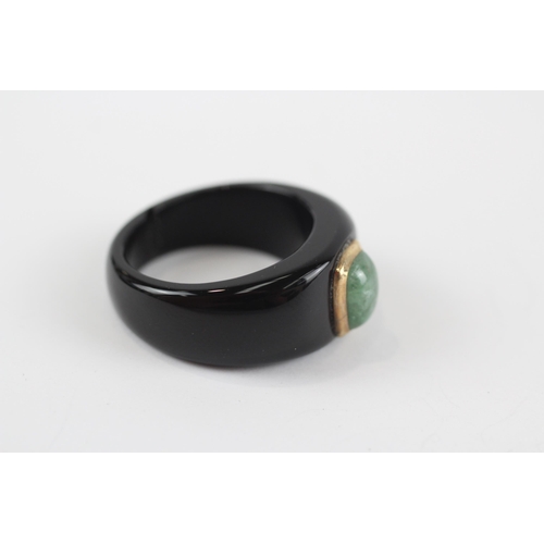 107 - 9ct Black Onyx Statement Ring with Jade Centre Stone (5.66g) (Slight crack in band) Size  R 1/2