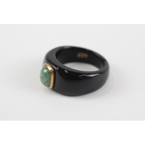 107 - 9ct Black Onyx Statement Ring with Jade Centre Stone (5.66g) (Slight crack in band) Size  R 1/2