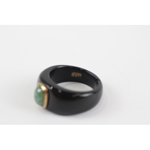 107 - 9ct Black Onyx Statement Ring with Jade Centre Stone (5.66g) (Slight crack in band) Size  R 1/2