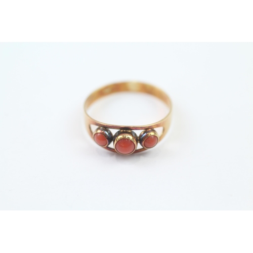 134 - 14ct Rose Gold Vintage Coral Set Trilogy Ring (1.3g) Size  L