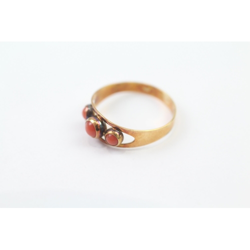 134 - 14ct Rose Gold Vintage Coral Set Trilogy Ring (1.3g) Size  L