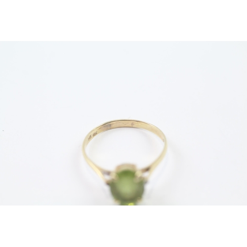 158 - 14ct gold peridot single stone ring (2.1g) Size  R