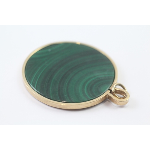 160 - 9ct gold malachite round pendant (25.5g)