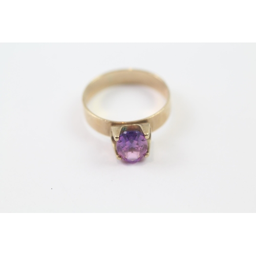 166 - 9ct gold synthetic purple sapphire single stone ring (2.6g) Size  M