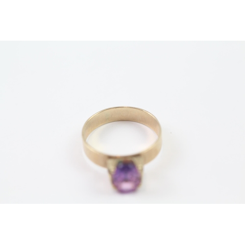 166 - 9ct gold synthetic purple sapphire single stone ring (2.6g) Size  M