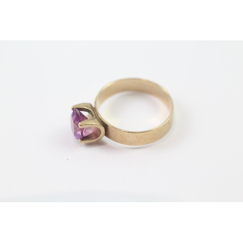 166 - 9ct gold synthetic purple sapphire single stone ring (2.6g) Size  M