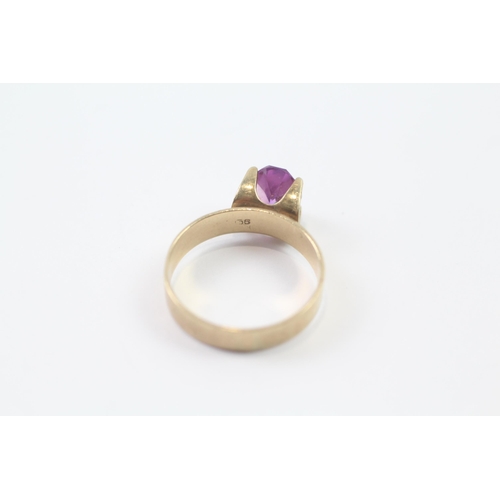 166 - 9ct gold synthetic purple sapphire single stone ring (2.6g) Size  M