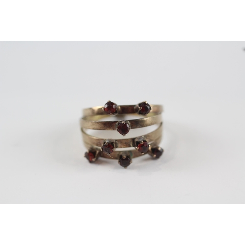 168 - 7ct gold garnet cluster rings (3.8g) Size  K