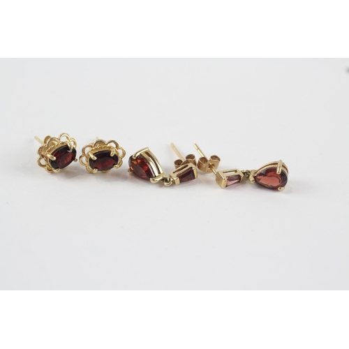 183 - 2 x 9ct gold garnet earrings (2.5g)