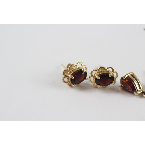 183 - 2 x 9ct gold garnet earrings (2.5g)