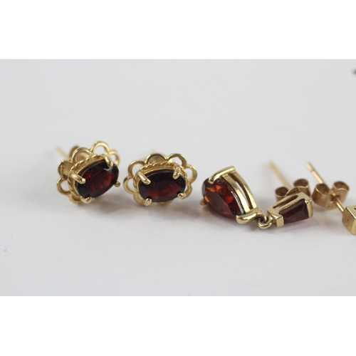 183 - 2 x 9ct gold garnet earrings (2.5g)