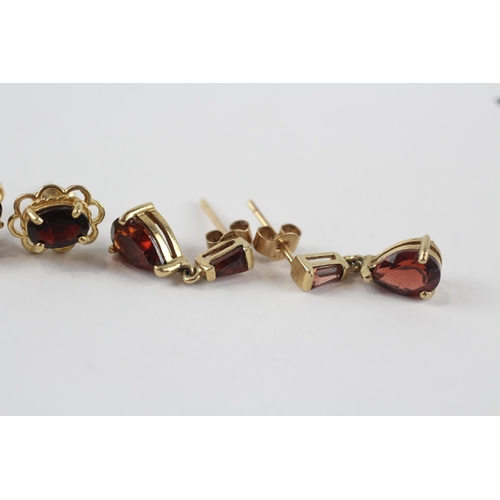 183 - 2 x 9ct gold garnet earrings (2.5g)