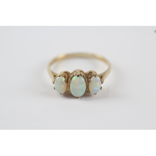 187 - 9ct gold opal three stone vintage ring (2.9g) Size  T