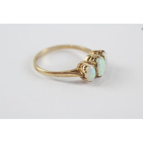 187 - 9ct gold opal three stone vintage ring (2.9g) Size  T