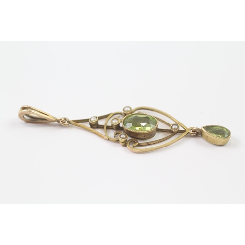 224 - 15ct gold Edwardian peridot and split pearl pendant (1.8g)