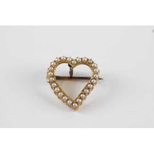 244 - 15ct gold antique split pearl heart brooch (3.7g)