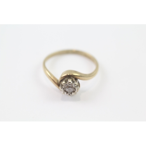 254 - 9ct gold vintage illusion set diamond twist solitaire ring (2.6g) Size  M