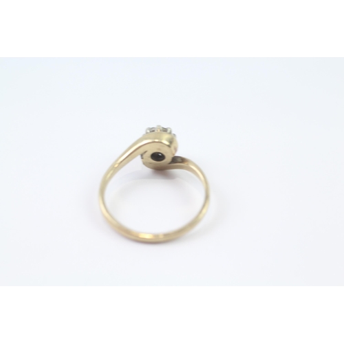 254 - 9ct gold vintage illusion set diamond twist solitaire ring (2.6g) Size  M