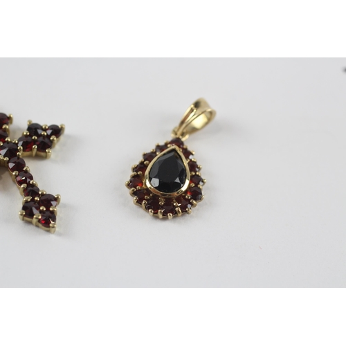 269 - 2 x 9ct gold garnet pendants inc. cross (2.9g)