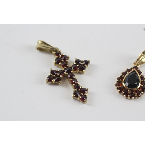 269 - 2 x 9ct gold garnet pendants inc. cross (2.9g)