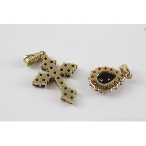 269 - 2 x 9ct gold garnet pendants inc. cross (2.9g)