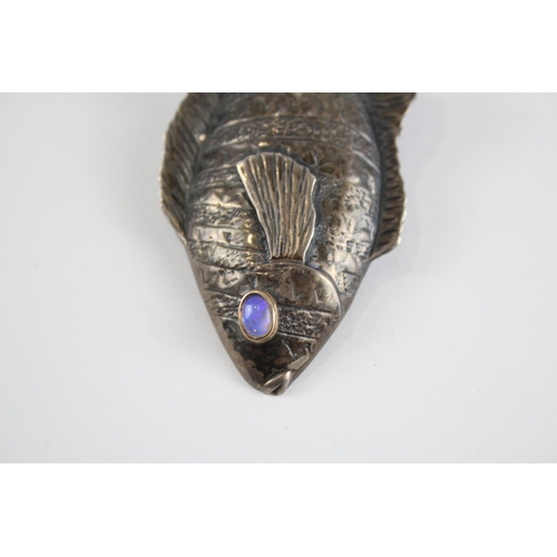 293 - Silver fish brooch with opalised glass eye (21g)