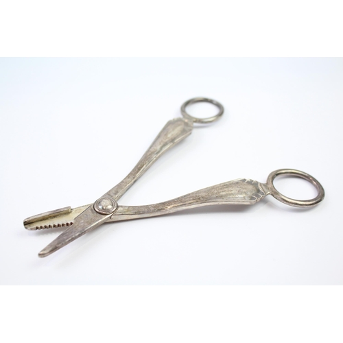 384 - Vintage Hallmarked 1926 Sheffield Sterling Silver Grape Scissors (86g)