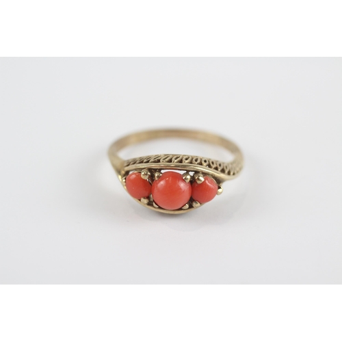 92 - 9ct Gold Coral Three Stone Ring (3.1g) Size  T