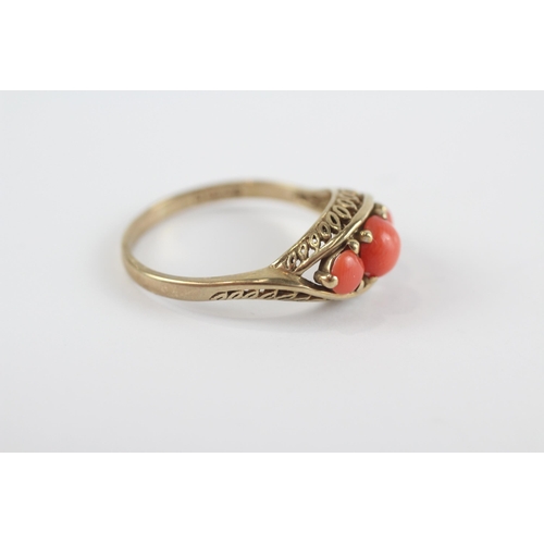 92 - 9ct Gold Coral Three Stone Ring (3.1g) Size  T