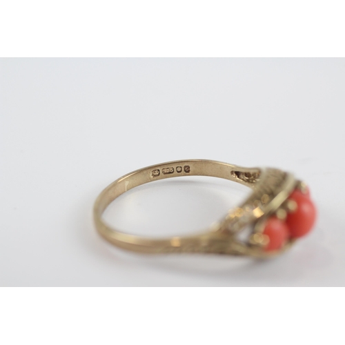 92 - 9ct Gold Coral Three Stone Ring (3.1g) Size  T