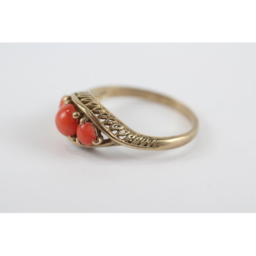 92 - 9ct Gold Coral Three Stone Ring (3.1g) Size  T