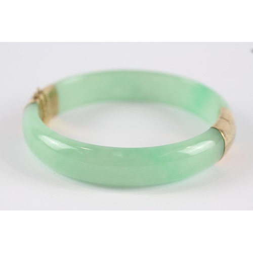 190 - 9ct gold vintage jade bangle w/ safety chain (44.7g)