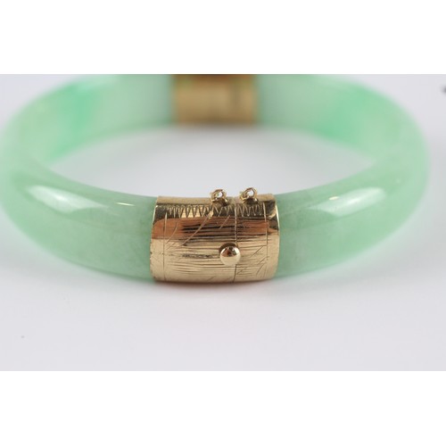 190 - 9ct gold vintage jade bangle w/ safety chain (44.7g)