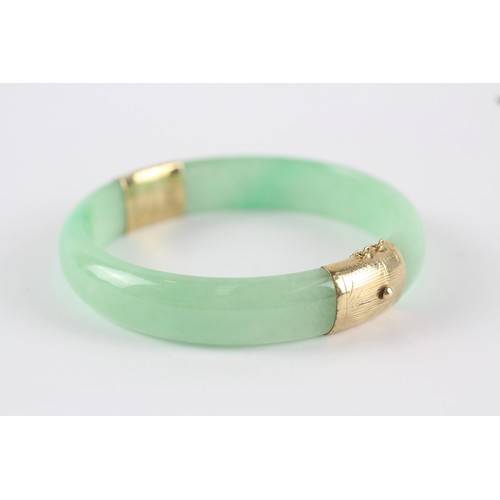 190 - 9ct gold vintage jade bangle w/ safety chain (44.7g)