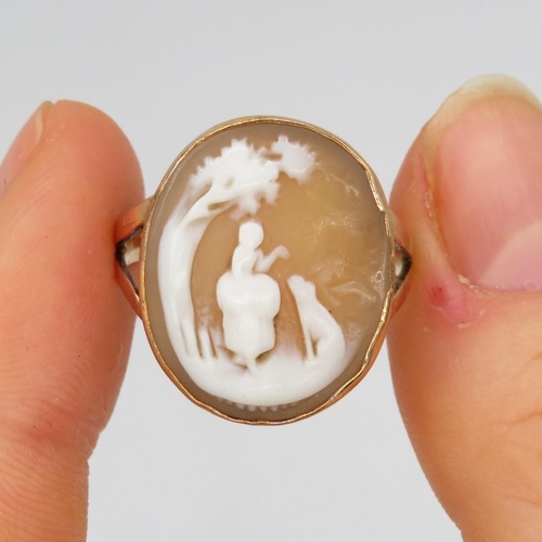 64 - 9ct Gold Shell Cameo Dress Ring (2.9g) Size  P