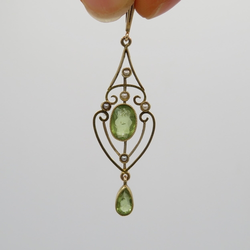 224 - 15ct gold Edwardian peridot and split pearl pendant (1.8g)