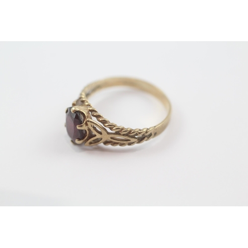 12 - 9ct gold garnet single stone ring (2.4g) Size  O
