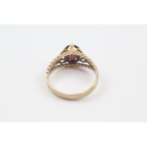 12 - 9ct gold garnet single stone ring (2.4g) Size  O