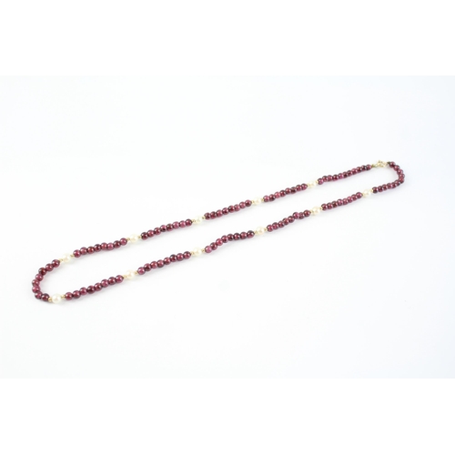 13 - 9ct gold clasp garnet & cultured pearl single strand necklace with 9ct beaded spacers (11.4g)